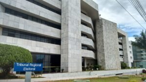 Fachada da sede do Tribunal Regional Eleitoral do Distrito Federal, com placa de identificação