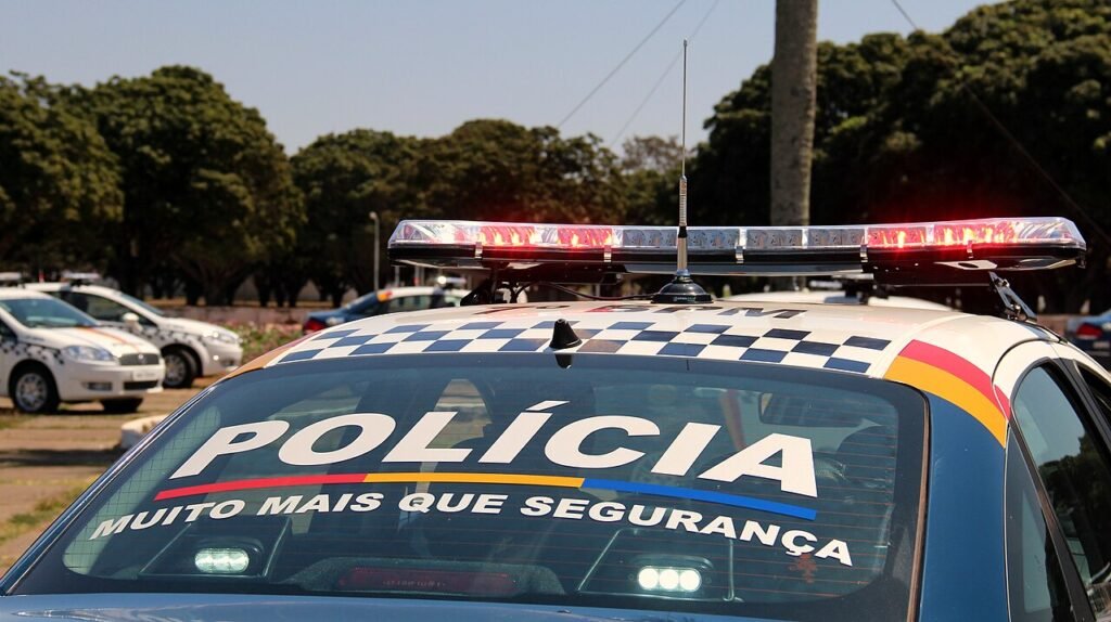 Viatura da Policia Militar do Distrito Federal com o giroflex ligado