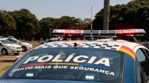 Viatura da Policia Militar do Distrito Federal com o giroflex ligado