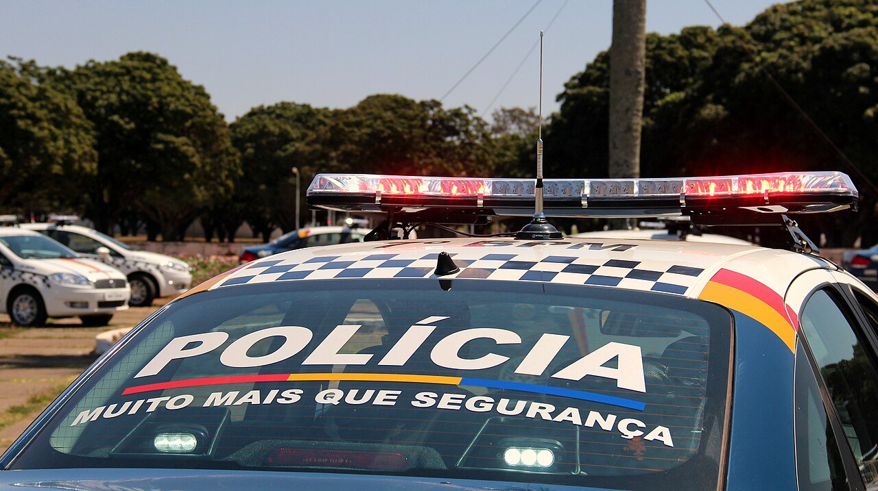 Viatura da Policia Militar do Distrito Federal com o giroflex ligado