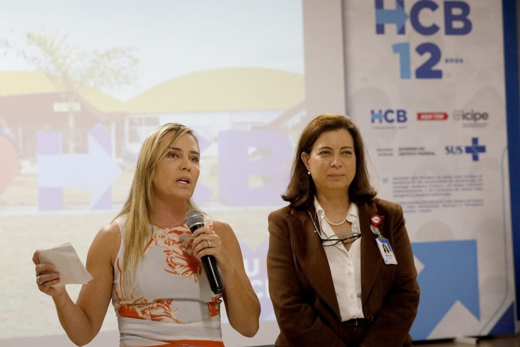 Governadora do Distrito Federal fala ao microfone em evento institucional de saúde em Brasília