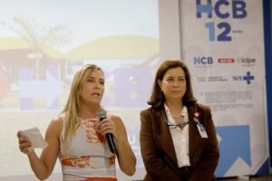 Governadora do Distrito Federal fala ao microfone em evento institucional de saúde em Brasília