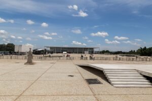 Praça dos Três Poderes em Brasília, com o Palácio do Planalto ao fundo e a escultura A Justiça à esquerda
