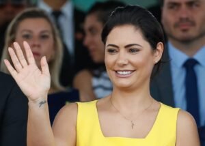 Michelle Bolsonaro acena durante evento público em Brasília