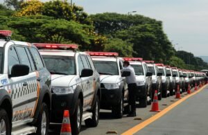 Fileira de viaturas da Polícia Militar do Distrito Federal enfileiradas em via de Brasília