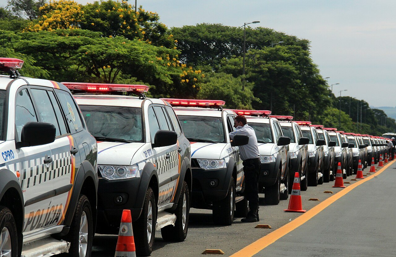 Fileira de viaturas da Polícia Militar do Distrito Federal enfileiradas em via de Brasília
