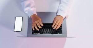 Mãos digitando em notebook, representando o acesso digital aos serviços da Receita Federal