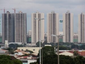 Prédios residenciais de Águas Claras, no Distrito Federal, vistos de longe