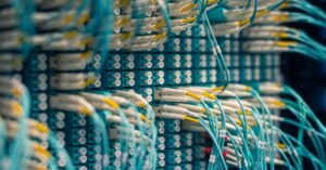 Painel de conexões de fibra óptica com cabos azuis em data center