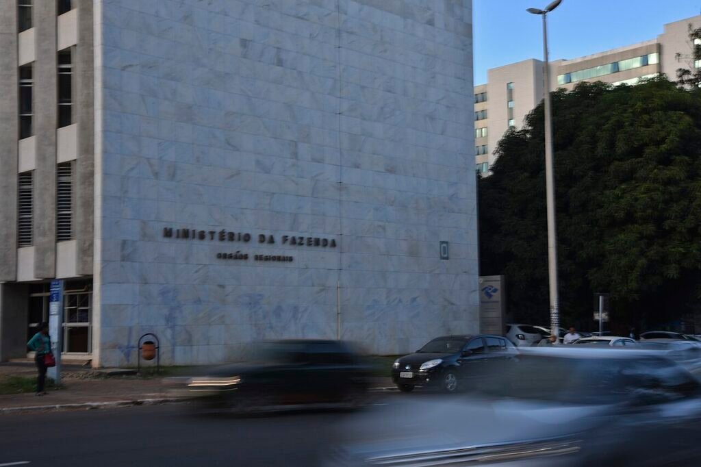Fachada de prédio do Ministério da Fazenda, em Brasília, com o nome do órgão em letras de metal