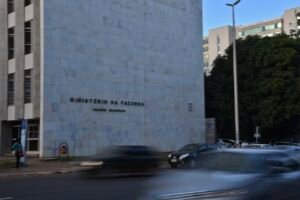 Fachada de prédio do Ministério da Fazenda, em Brasília, com o nome do órgão em letras de metal