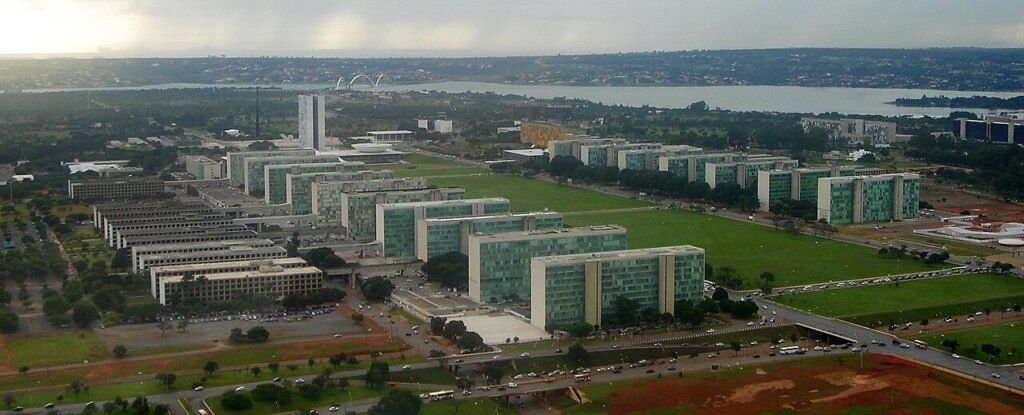 Vista aérea da Esplanada dos Ministérios, em Brasília, com os prédios dos ministérios e o Congresso Nacional ao fundo