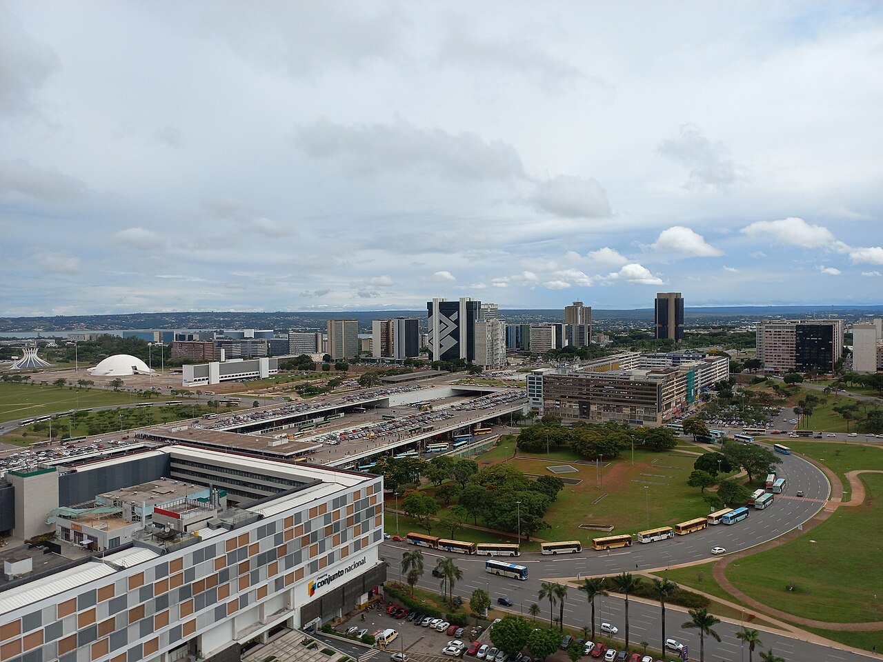 Vista aérea da Rodoviária do Plano Piloto e do Eixo Monumental, em Brasília