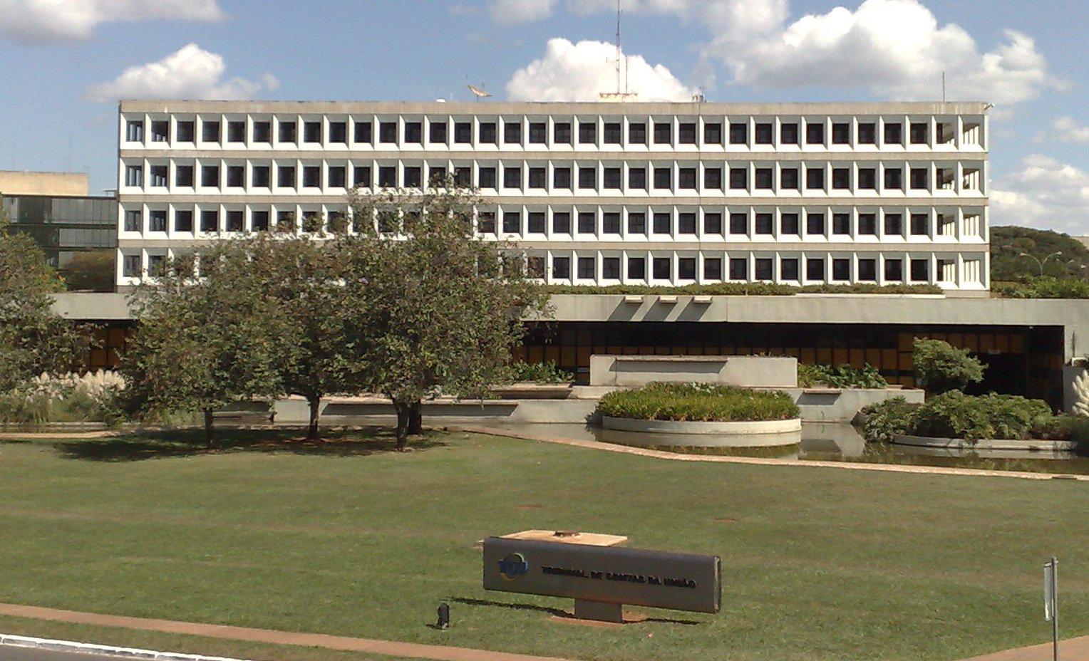 Fachada do edificio-sede do Tribunal de Contas da Uniao, em Brasilia, com a placa de identificacao no gramado