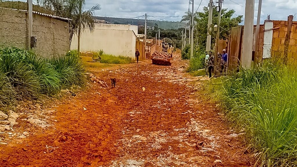 Rua de terra entre casas de alvenaria em São Sebastião, no Distrito Federal