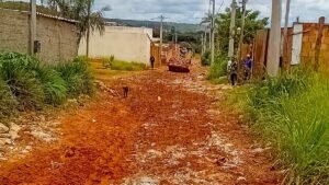 Rua de terra entre casas de alvenaria em São Sebastião, no Distrito Federal
