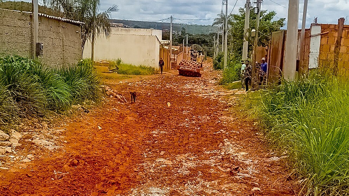 Rua de terra entre casas de alvenaria em São Sebastião, no Distrito Federal