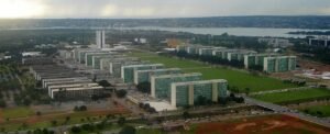 Vista aérea da Esplanada dos Ministérios, em Brasília, com o Lago Paranoá ao fundo