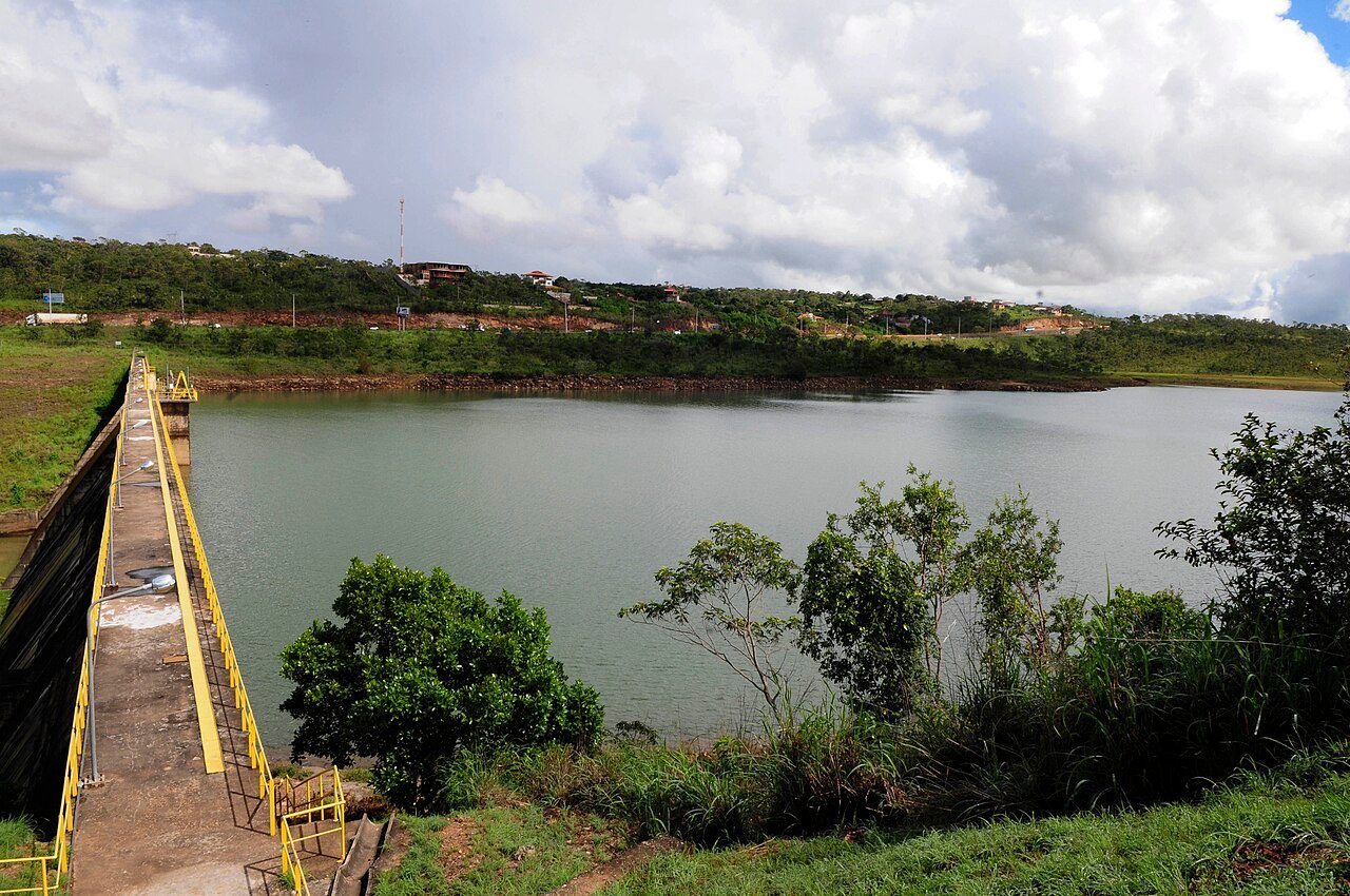 Barragem do Descoberto, no Distrito Federal, com o reservatório cheio e o vertedouro à esquerda