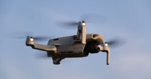 Drone compacto em voo contra o céu azul