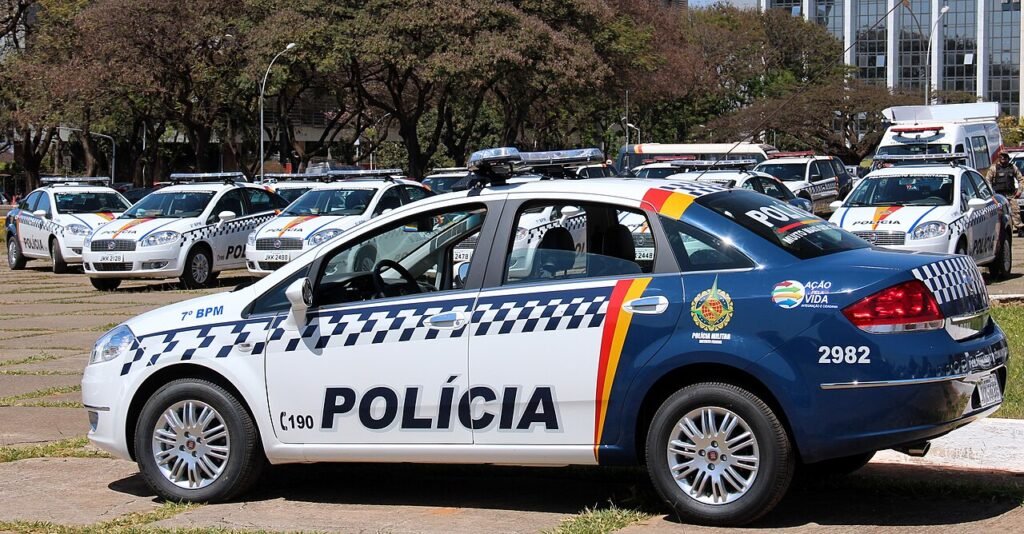 Viaturas da Polícia Militar do Distrito Federal alinhadas em pátio, com a inscrição Polícia na lataria