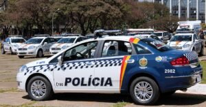 Viaturas da Polícia Militar do Distrito Federal alinhadas em pátio, com a inscrição Polícia na lataria
