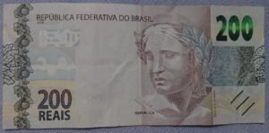 Cedula de 200 reais da Republica Federativa do Brasil sobre superficie clara