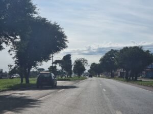 Trecho urbano da rodovia BR-060, em Goiás, com veículos em movimento