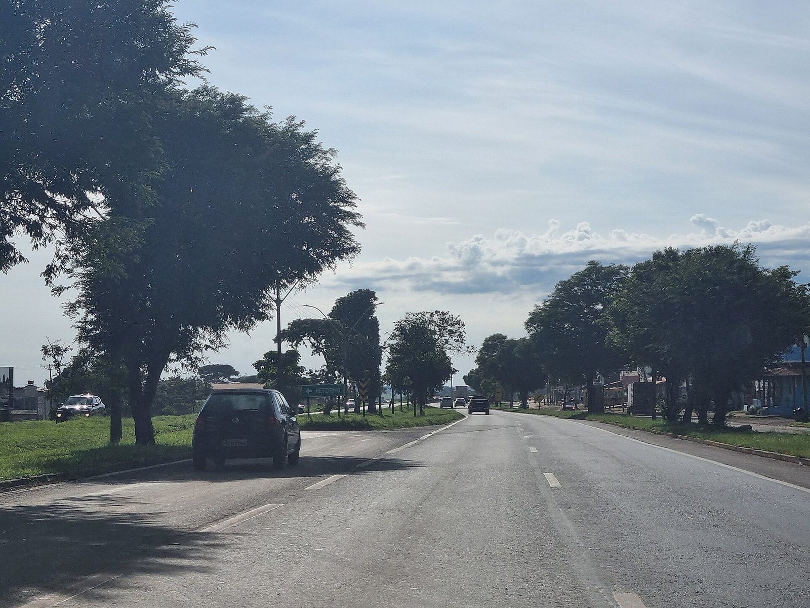 Trecho urbano da rodovia BR-060, em Goiás, com veículos em movimento