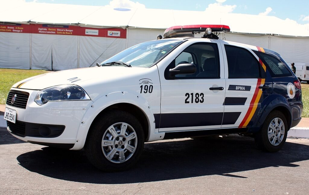 Viatura da Polícia Militar do Distrito Federal estacionada, com a inscrição Ligue 190 na lateral