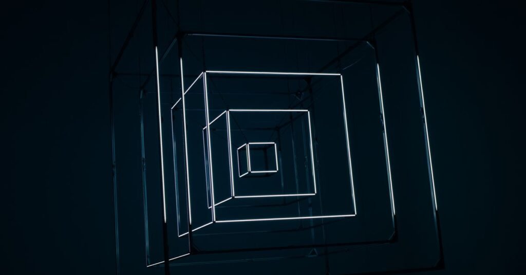 Instalação de arte com estruturas geométricas de luz branca suspensas em ambiente escuro