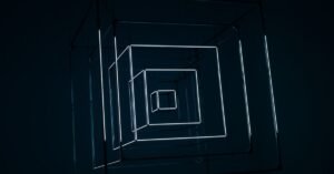 Instalação de arte com estruturas geométricas de luz branca suspensas em ambiente escuro