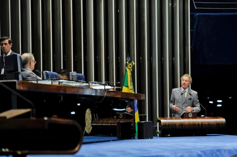 Sessão no plenário do Senado Federal, em Brasília, com a mesa diretora ao fundo