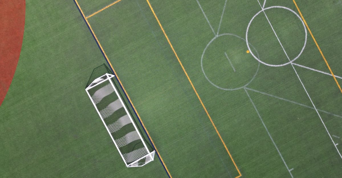Vista aérea de campo de futebol com trave e rede