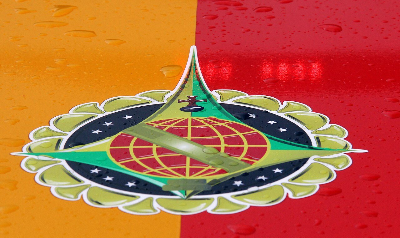 Brasão da Polícia Militar do Distrito Federal aplicado na lataria de uma viatura