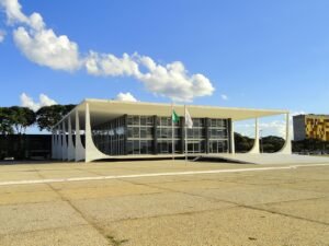 Fachada do edifício sede do Supremo Tribunal Federal, em Brasília, com as bandeiras hasteadas