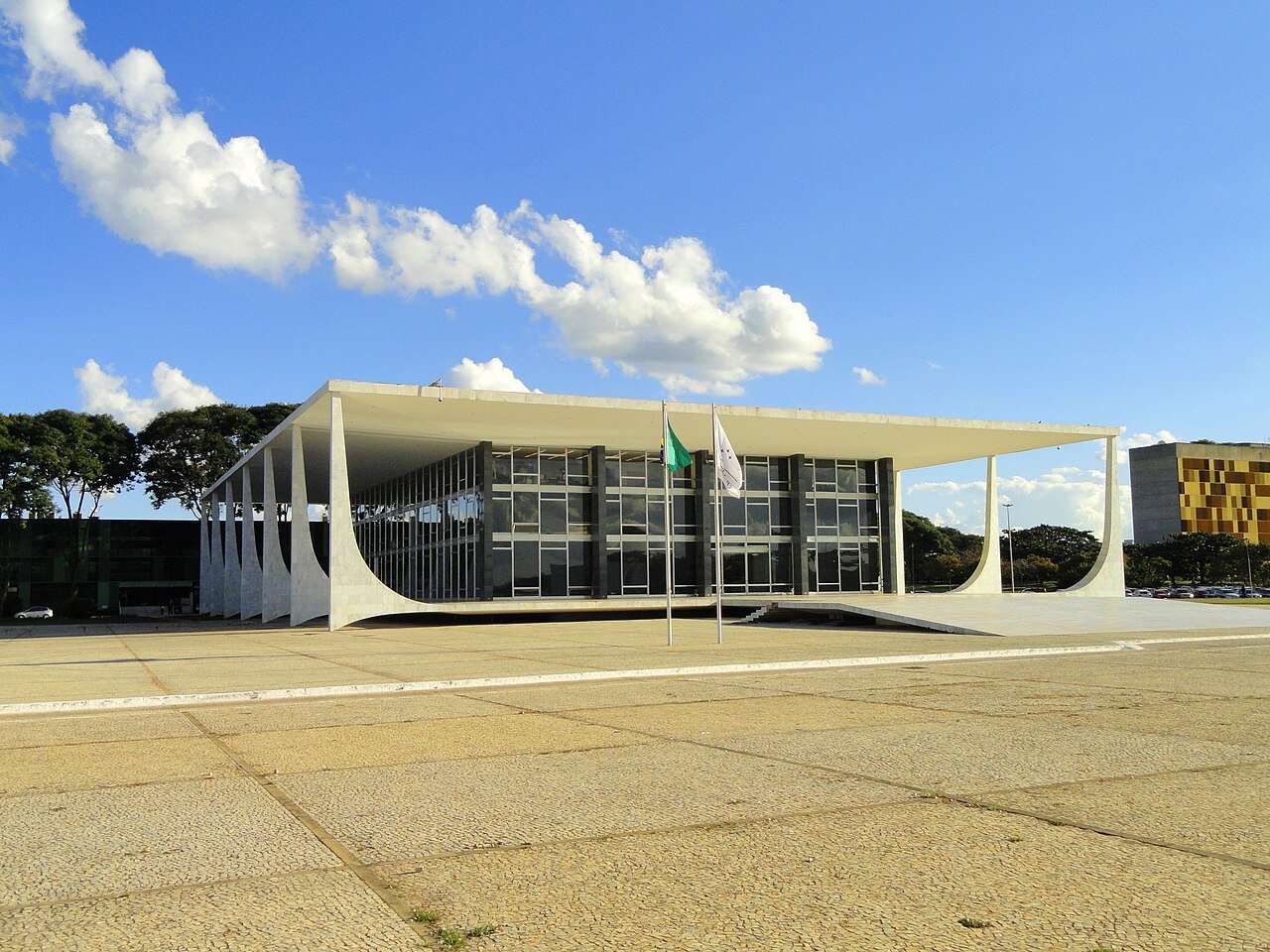Fachada do edifício sede do Supremo Tribunal Federal, em Brasília, com as bandeiras hasteadas