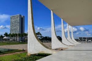Colunata do Supremo Tribunal Federal na Praça dos Três Poderes, em Brasília