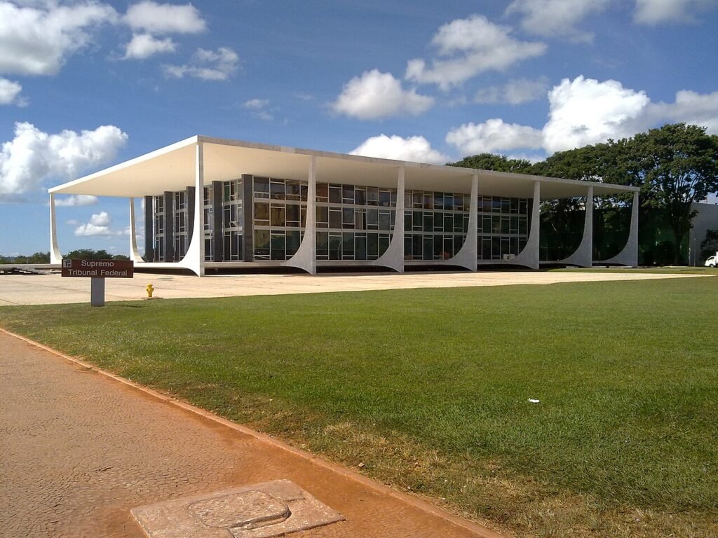 Fachada do edificio-sede do Supremo Tribunal Federal, em Brasilia, com placa de identificacao em primeiro plano