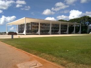 Fachada do edificio-sede do Supremo Tribunal Federal, em Brasilia, com placa de identificacao em primeiro plano