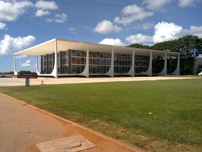 Fachada do edificio-sede do Supremo Tribunal Federal, em Brasilia, com placa de identificacao em primeiro plano