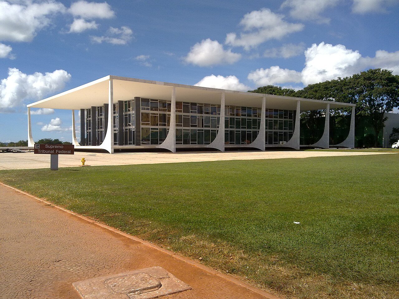 Fachada do edificio-sede do Supremo Tribunal Federal, em Brasilia, com placa de identificacao em primeiro plano