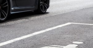Vaga de estacionamento com o símbolo internacional de acessibilidade pintado no asfalto