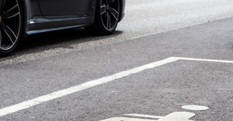 Vaga de estacionamento com o símbolo internacional de acessibilidade pintado no asfalto