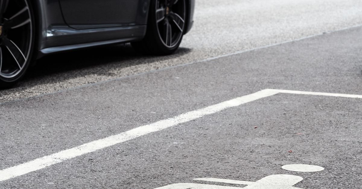Vaga de estacionamento com o símbolo internacional de acessibilidade pintado no asfalto