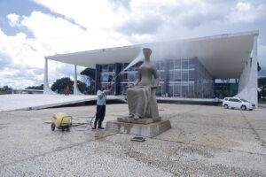 Estátua da Justiça diante da fachada do Supremo Tribunal Federal, em Brasília