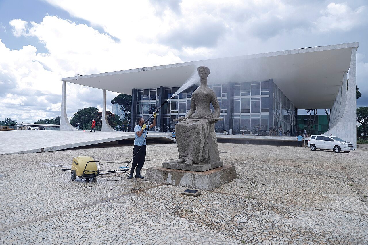Estátua da Justiça diante da fachada do Supremo Tribunal Federal, em Brasília