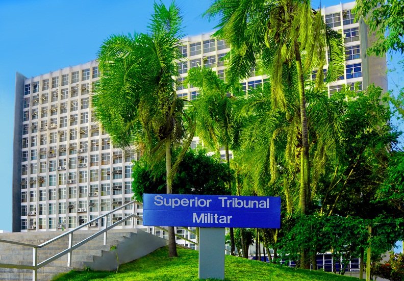 Placa com o nome Superior Tribunal Militar em frente ao edifício-sede, em Brasília