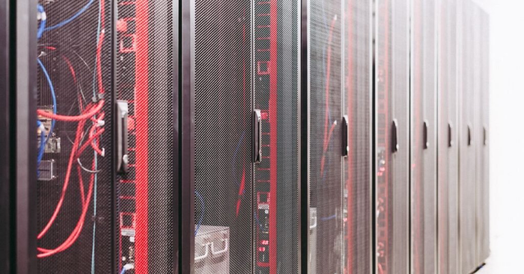 Fileira de racks de servidores com cabos de rede em sala de data center