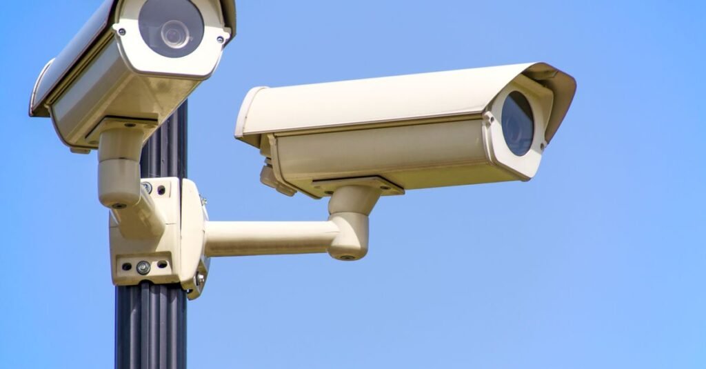 Câmeras de segurança instaladas em poste contra o céu azul
